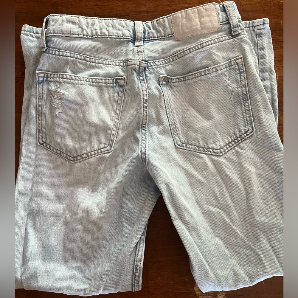 women’s size 2 H&M boyfriend jeans.
